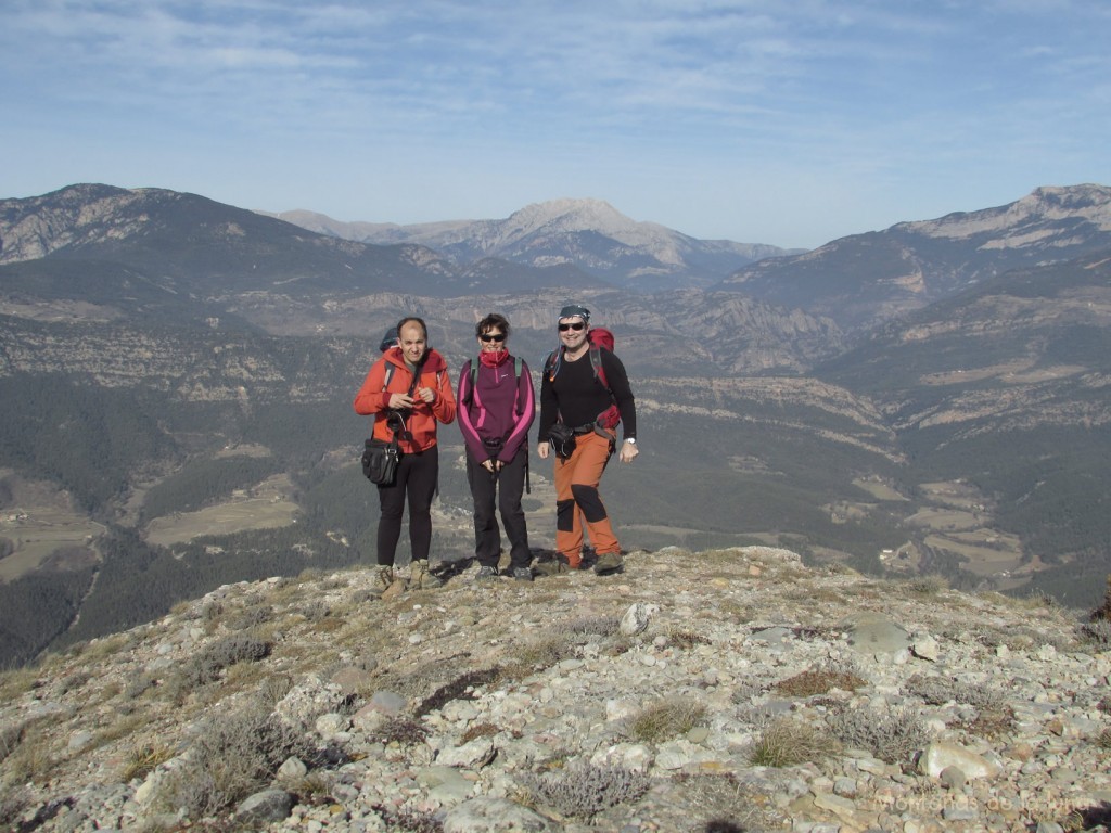 Alberto, Cristina y Joaquín en la cima del Serrat de la Llebre, 1.521 mts. justo detrás el Pedraforca